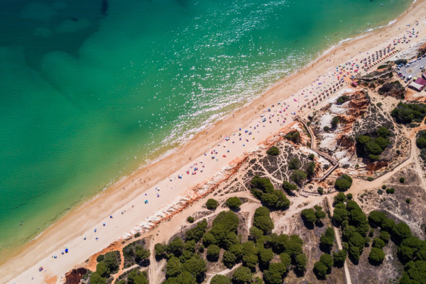 Wakacje na plaży w Portugalii w towarzystwie dobrego stroju kąpielowego